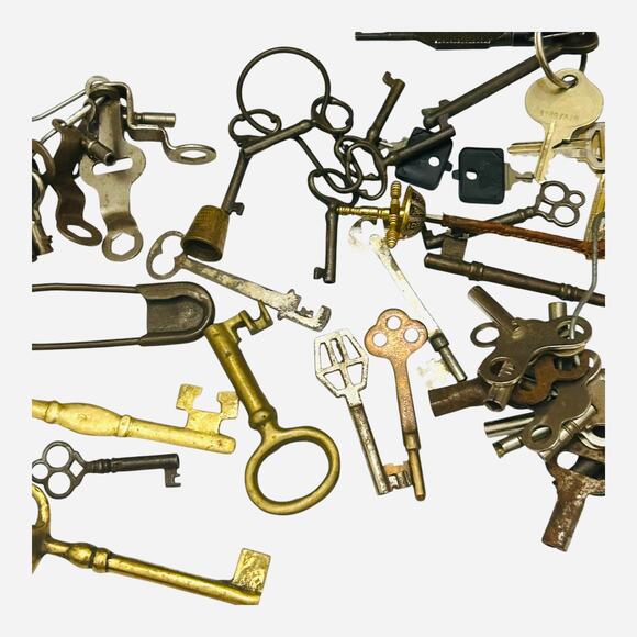 Vintage Keys Mixed Lot Skeleton Keys Turn Keys Crafting Art Projects Upcycle - Picture 1 of 9